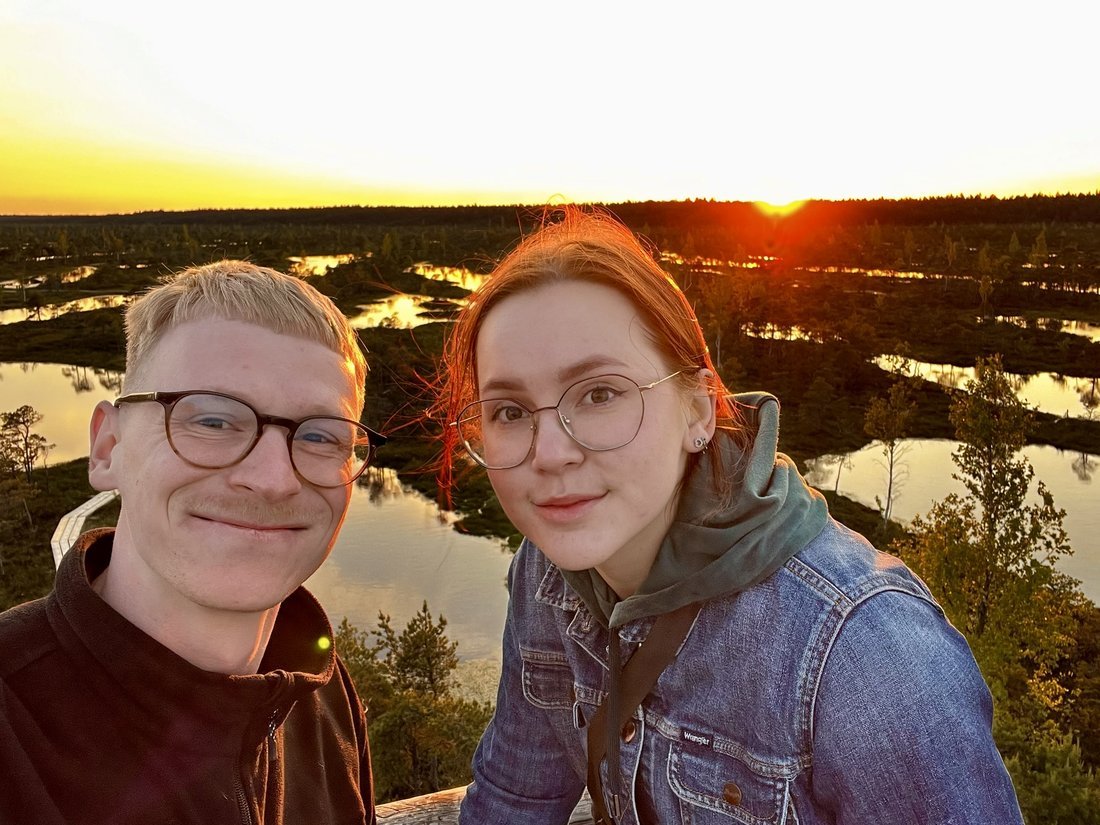 Maciej i Weronika o zachodzie słońca nad mokradłami, Estonia